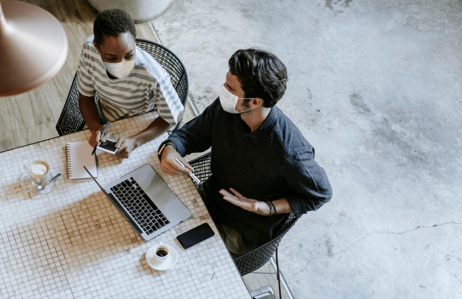 Professionnel en négociation financière analysant des documents